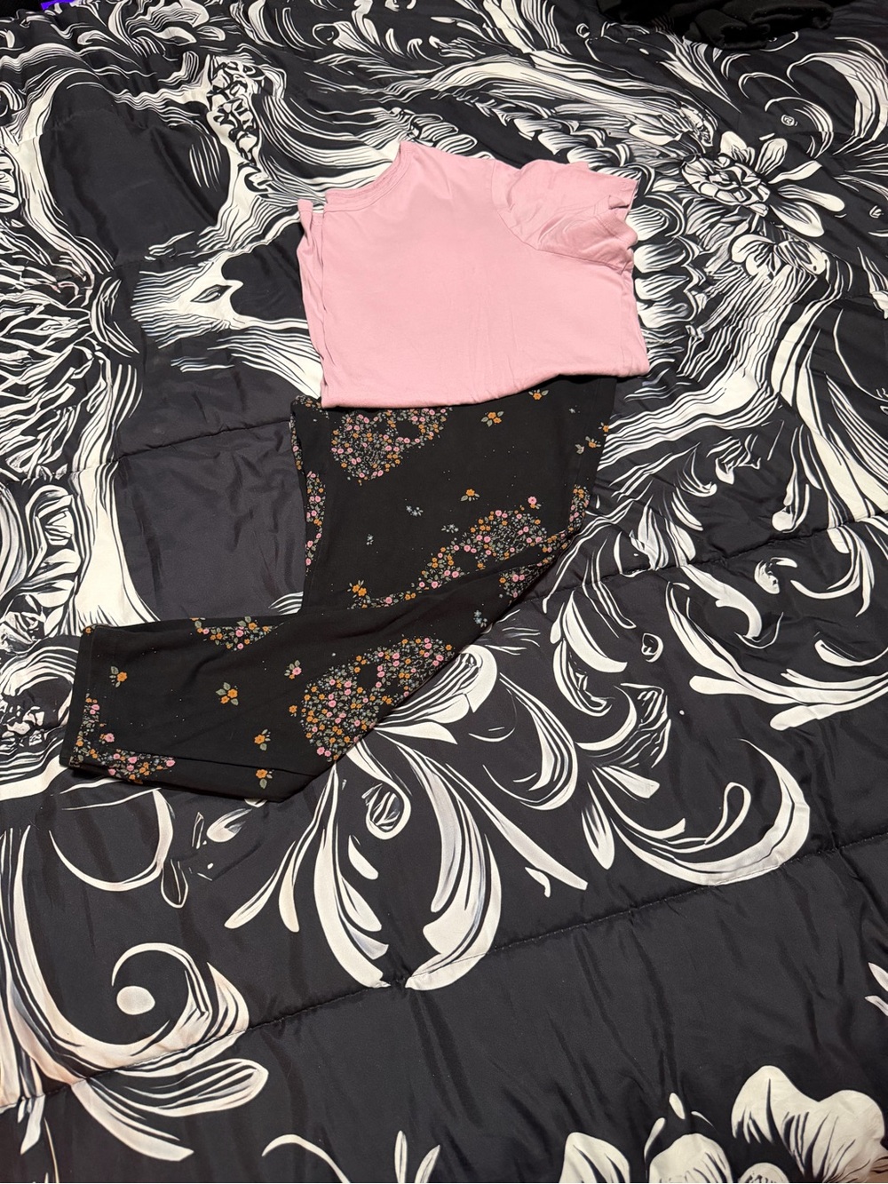 TORRID OUTFIT Black Skull Floral Print Leggings ankle length dusty pink tee